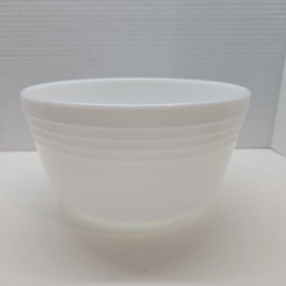 Hamilton Beach PYREX Vintage White Milk Glass Mixing Bowl 9"‎ Wide USA Made